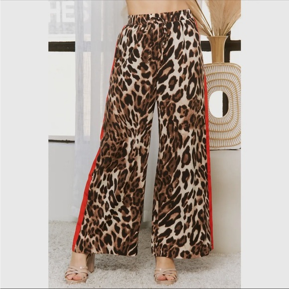 Chic Leopard Print Wide-Leg Pants with Red Accent - Picture 5 of 5